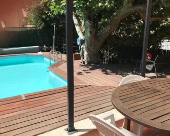 Chambre Climatisee Avec Sdb Privee Dans Une Villa Avec Piscine Ouverte D'Avril A Mi Octobre - Mác-xây - Bể bơi