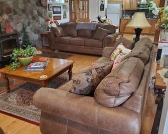 Private country hillside setting surrounded by trees, birds, wildlife pond/falls - Goodlettsville - Living room