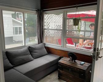 Charming 2-bedroom house in marvelous Auburn with AC, WiFi, and fenced yard. - Auburn