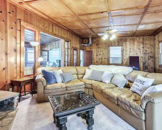 Spacious Coarsegold Getaway about 34 Mi to Yosemite! - Coarsegold - Living room