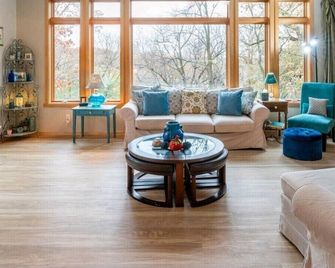 3200 Square Foot home with Hot Tub in the Woods - Eden Prairie - Living room