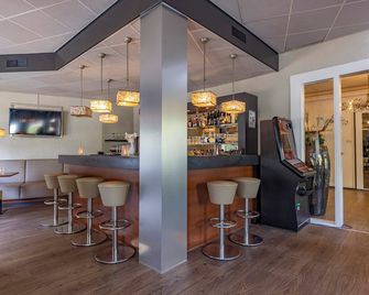 Free Parking and Scenic Bike Routes Near Apenheul Primate Park in Apeldoorn - Apeldoorn - Bar