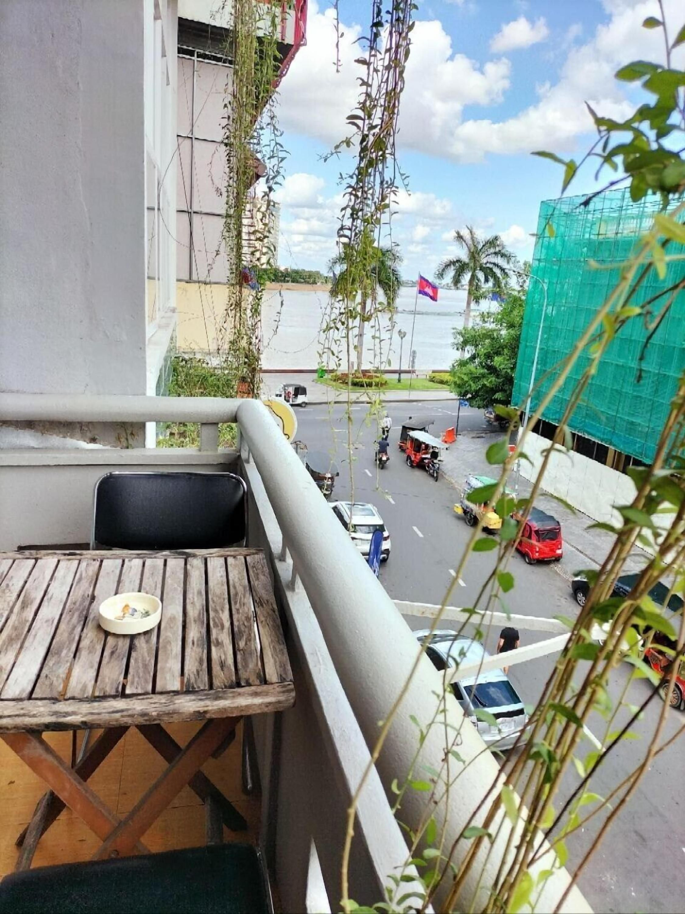 Sovanphum Guesthouse And Restaurant - פנום פאן - מרפסת
