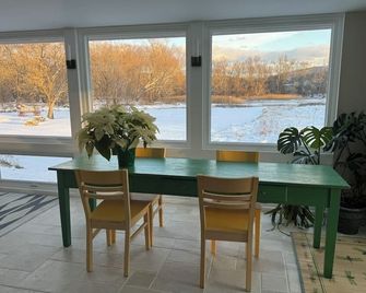 Zen Riverfront studio w/ Spa steam shower, wood stove, SKI Catamount /Butternut - Great Barrington - Sala pranzo
