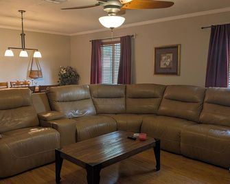 Kayaker's & Bass Fishing Paradise! Dogs Welcome! - Inglis - Living room