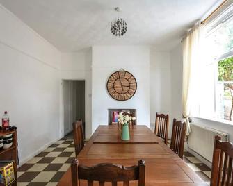 Large, social and comfortable house with plenty of space for large groups - Wallasey - Dining room