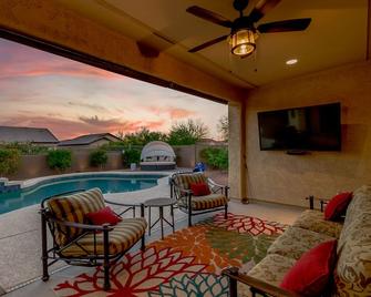 Desert Gem! Resort Style Living - Private Pool. - Флоренція - Басейн