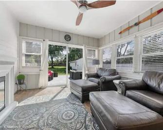 Pet Friendly Cozy North Naperville 3 Bed/2 Ba Home - Naperville - Living room
