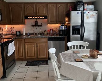 The Cozy Cave-2 Bedroom, 2 Bath, Large Fenced Backyard! - Nashville - Cocina