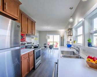 Trendy Bungalow Close To The Park - Kokomo - Kitchen