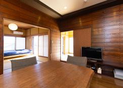 Cozy Villa with Hot springs and Nature - Itō - Essbereich