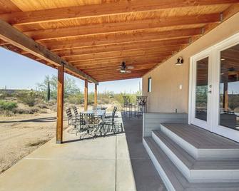 Secluded Marana Home with Viewing Decks and Privacy! - Marana - Patio