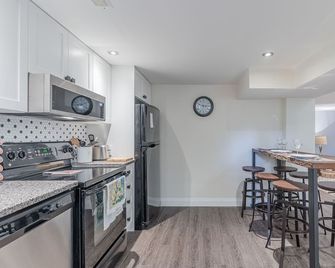 Two Bedroom Lower Unit With 500 Mbps WiFi, Parking & Self-check in - Brantford - Cocina