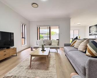 Blue Haven Retreat - Thornton Central 60 - Penrith - Living room
