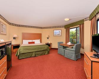 Travelodge by Wyndham San Clemente Beach - San Clemente - Bedroom