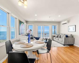 Luxurious Beachfront 2 bedroom condo - North Truro - Dining room