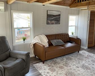 Charming Lake Cottage! Close to Shipshewana, Clean Lake, Boat Rentals - Howe - Living room