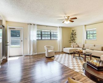 Spacious Yard! Family-friendly Huntsville Home - Huntsville - Living room