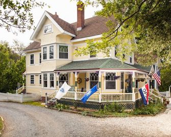 Inn at the Oaks - Eastham - Building