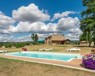 Holiday Home Casale Poggio Lupinaio by Interhome - Poggio Murella - Piscina