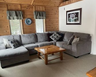 Private, Pet Friendly Lakefront Cabin - Winter - Living room