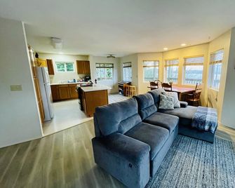 Rooms With A View - Ketchikan - Living room