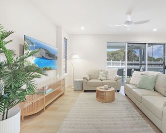2min walk to Esplanade - Perfect Bargara Escape - Bargara - Living room