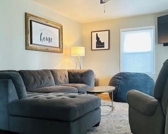 Welcome to our centrally located, Mountain IdaHome - Mountain Home - Living room