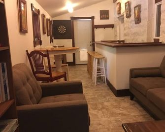 Remodeled Stone House, Close To Down Town, Family & Dog Friendly, Great Deal! - Cañon City - Sala de estar