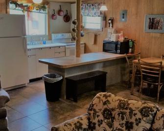Quaint Cozy Cabin Near East Fork, Weekly And Monthly Rates, King Bed, Fireplacebr - Greer - Living room