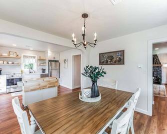 Unique Cottage + King Bed + Kids toy room - Honey Brook - Comedor