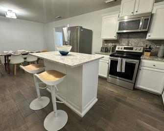 Spacious 4-bedroom house with AC and WiFi in enjoyable Laredo near Golf Course - Laredo - Kitchen