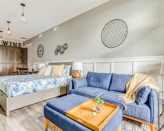 Beautifully-updated, ground floor studio with a kitchenette, & free WiFi - McMinnville - Bedroom