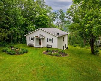3 Bdrm Home w Game Room. Just minutes from WGI & Wine Trail. - Watkins Glen - Building
