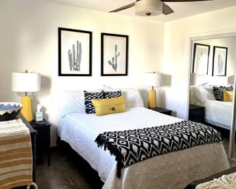 Adorable casita in North PHX w/ (semi-private) pool & gym-an urban desert oasis! - Paradise Valley - Bedroom