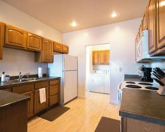 Peaceful Townhome Enclosed Garage Fast Wifi - Kalispell - Kitchen