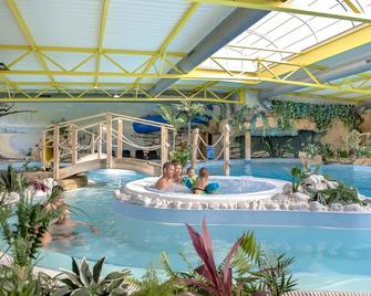 貝萊爾露營酒店 - Les Sables-d'Olonne - 游泳池
