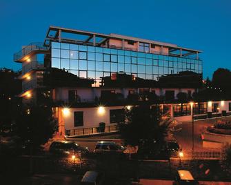 Hotel Zone - Rom - Gebäude