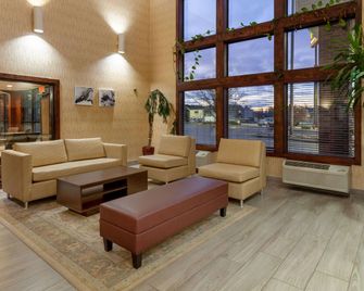 Super 8 by Wyndham Wausau - Wausau - Lobby