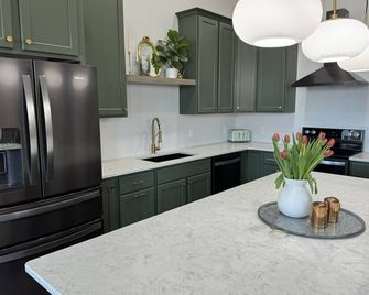 Loft Apartment on Main Downtown - Sleeps 4 - Du Quoin - Cocina