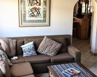 Keedols Inn & Backpackers - Knysna - Living room