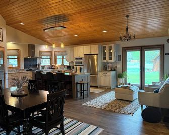 Spacious home in Lake City. - Lake City - Dining room