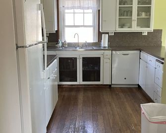 Sunny, vintage farmhouse in the center of quintessential New England farm town. - Granby - Kitchen