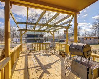 Deck and Fire Pit! Cabin Half-Mi to Tunica Lake - Tunica - Balkon