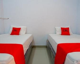 RedDoorz Near Stikes Toraja - Rantepao - Bedroom