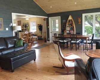 Waterfront Cottage, Hope Bay on Georgian Bay - Wiarton - Living room
