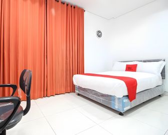RedDoorz Plus @ Affandi Gejayan - Depok - Habitación