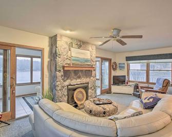Lakefront Newaygo Home - Private Dock, Kayaks - Newaygo - Sala de estar