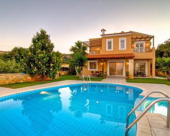 Private-Family Gerani Elessa villa with a garden & swimming pool - Gerani - Pool