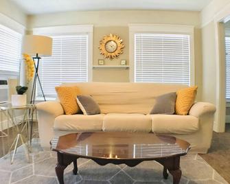 King Bed/Sleeps 4/Furnished Private Apt/In-Unit Washer Dryer/Smart Hdtv - Bakersfield - Living room